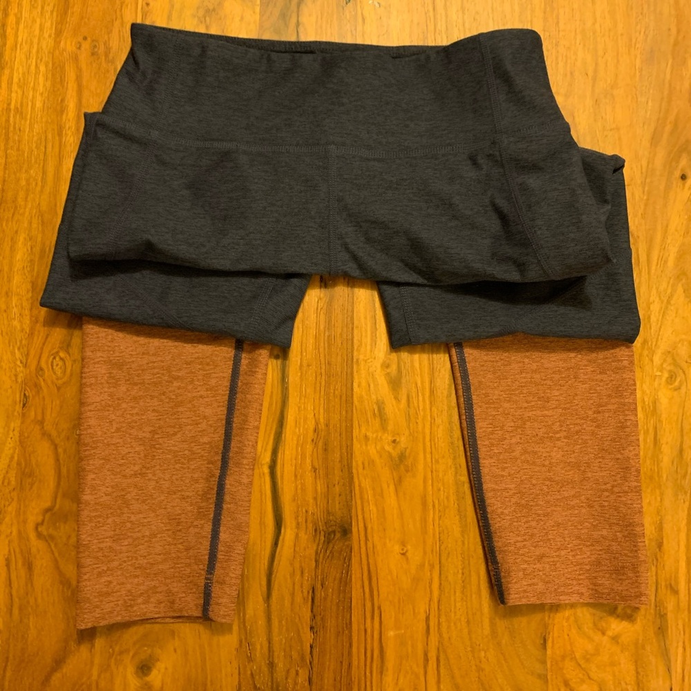 NWOT Outdoor Voices 3/4 Two-Tone Dipped Warmup Leggings Navy/Tan Sz S